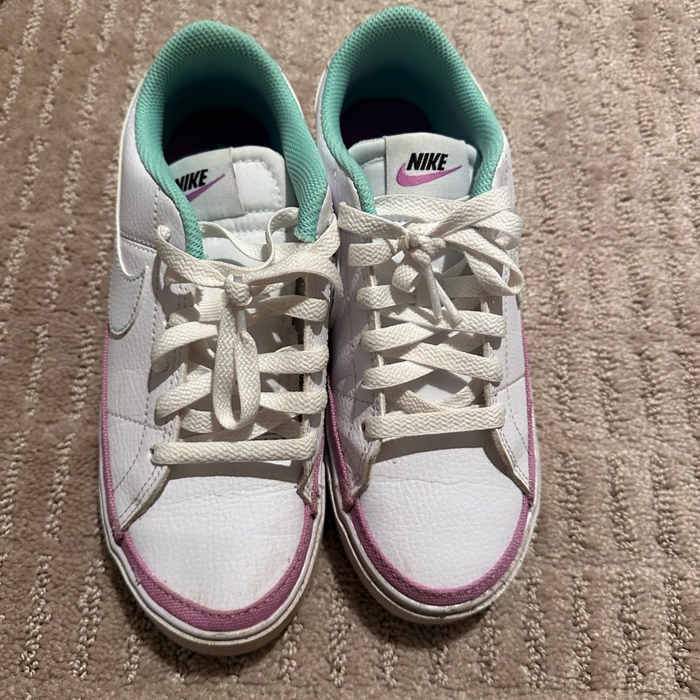 Nikes size 6 sneakers women’s barely worn like new